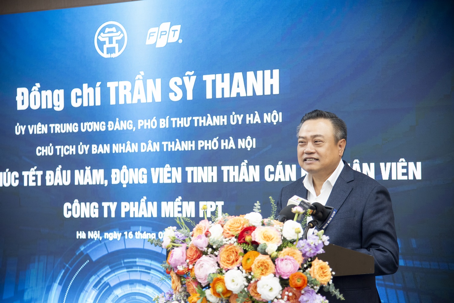 Mr. Tran Sy Thanh, a Member of the Party Central Committee, Deputy Secretary of the Hanoi Party Committee, and Chairman of the Hanoi People's Committee, paid a visit and held discussions with FPT.