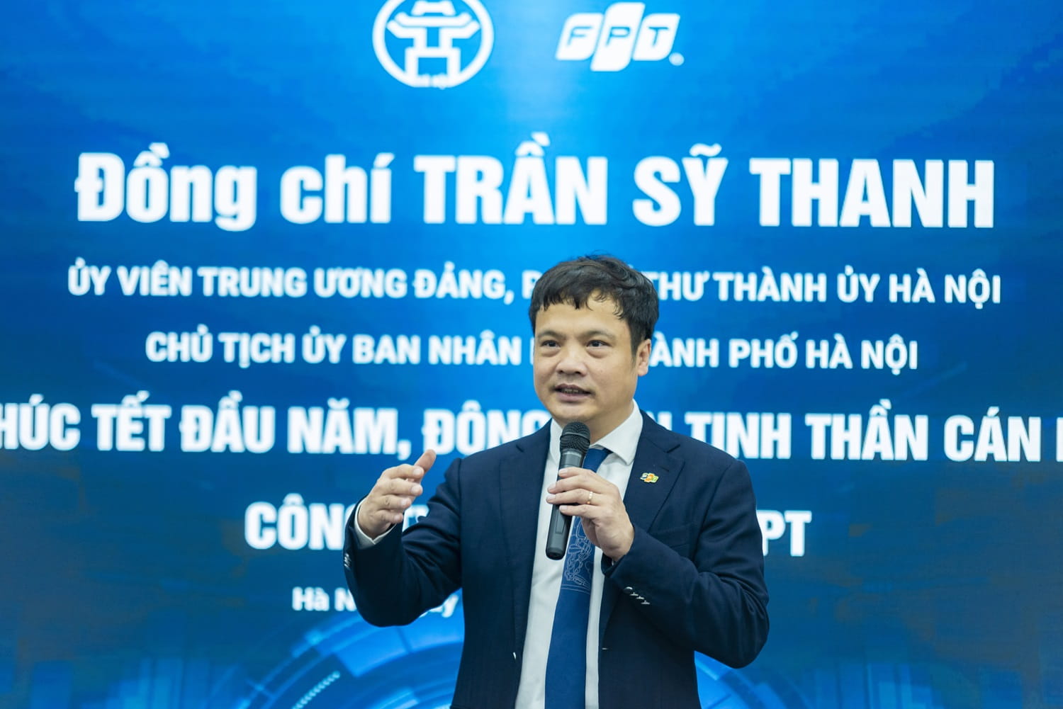 Mr. Nguyen Van Khoa, CEO of FPT, met with the Chairman of the Hanoi People's Committee.