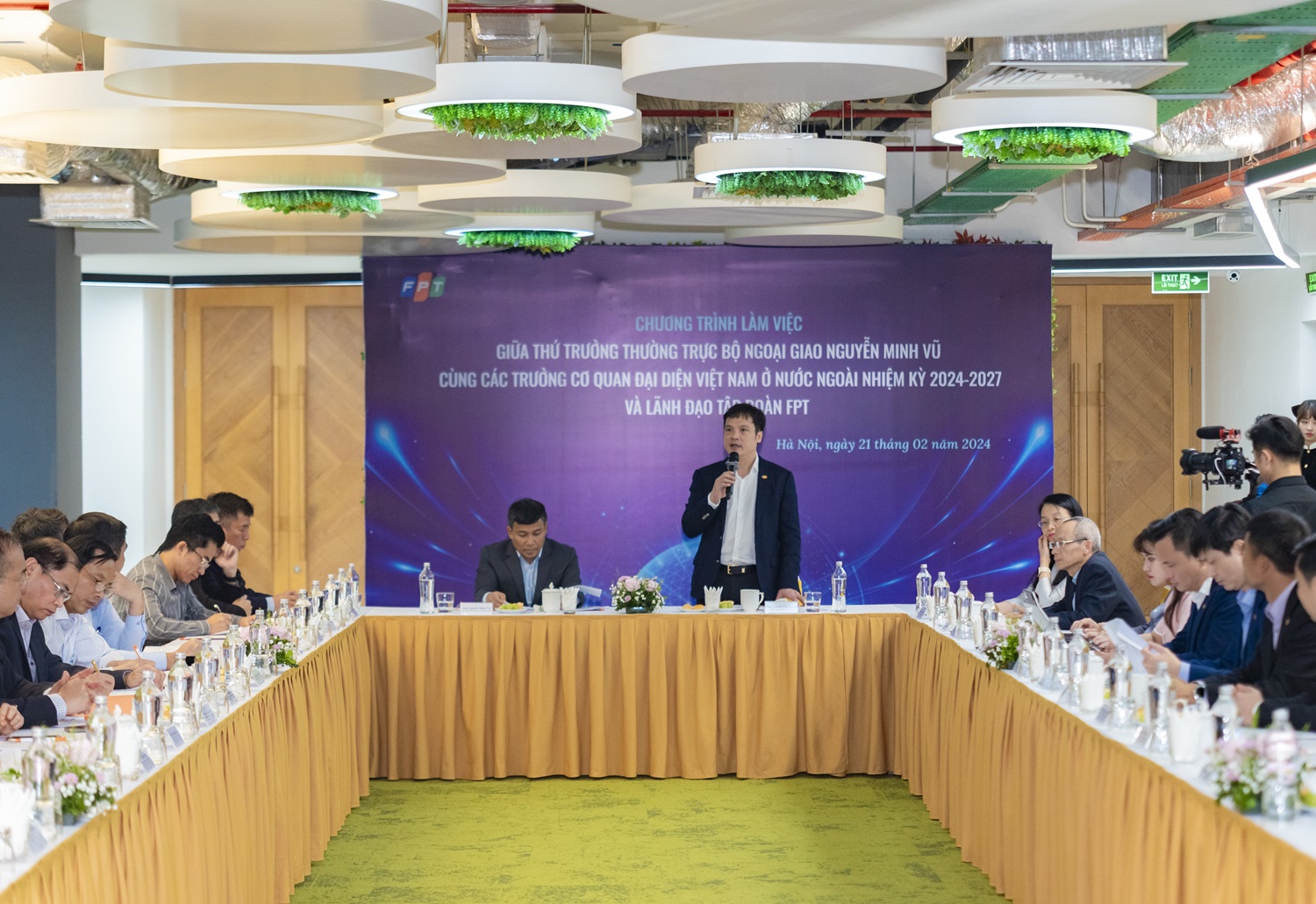 Mr. Nguyen Van Khoa, CEO of FPT, delivered a speech during the meeting with Deputy Minister of Foreign Affairs Nguyen Minh Vu and Heads of Vietnamese Representative Agencies Abroad.