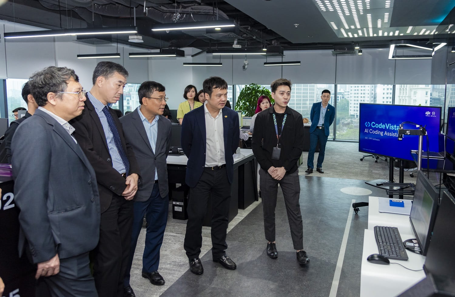 Thứ trưởng Bộ Ngoại Giao Nguyễn Minh Vũ ấn tượng về các năng lực công nghệ mới của FPT