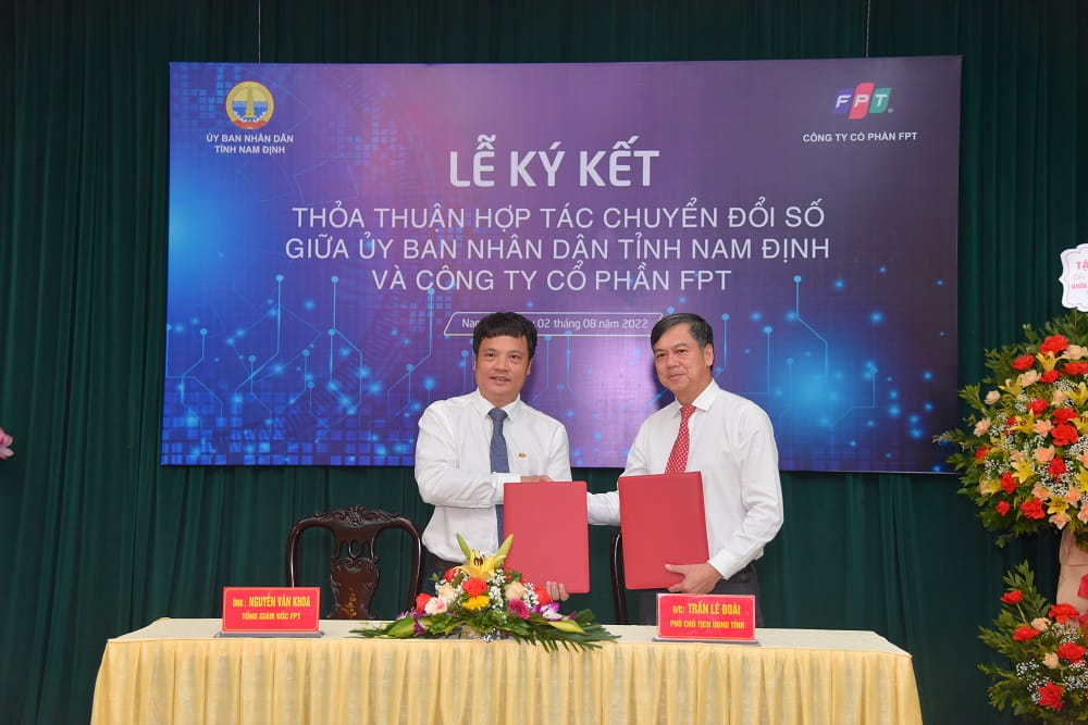 Mr. Nguyen Van Khoa, FPT's CEO, and Mr. Tran Le Doai, Vice Chairman of Nam Dinh People's Committee, at the signing ceremony