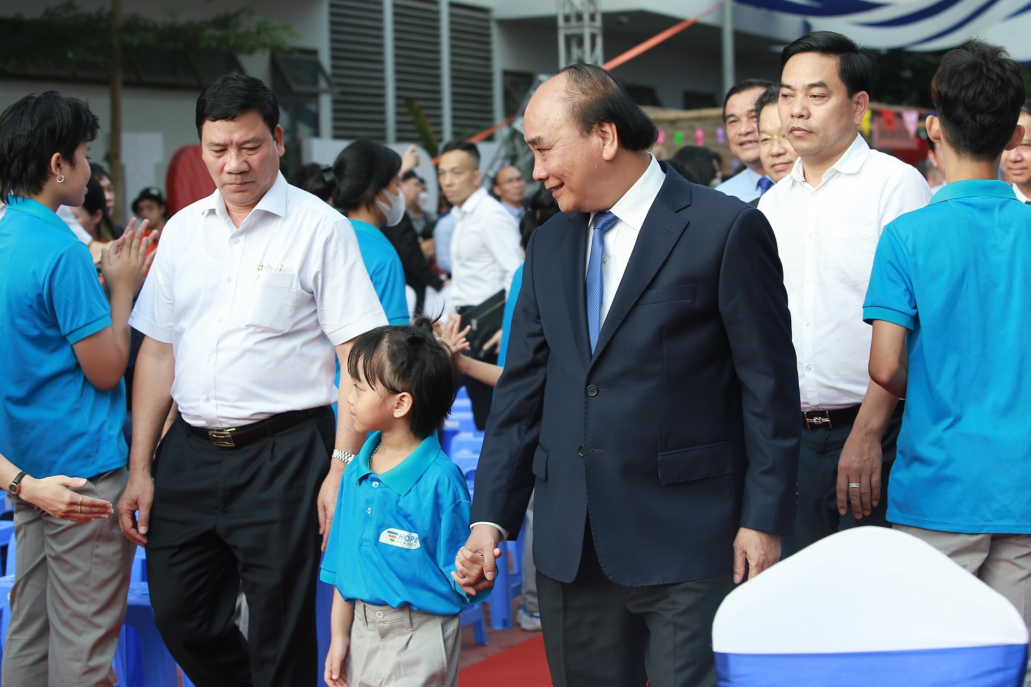 President Nguyen Xuan Phuc led Hope School students to their seats in the Opening Ceremony for the 2022-2023 academic year