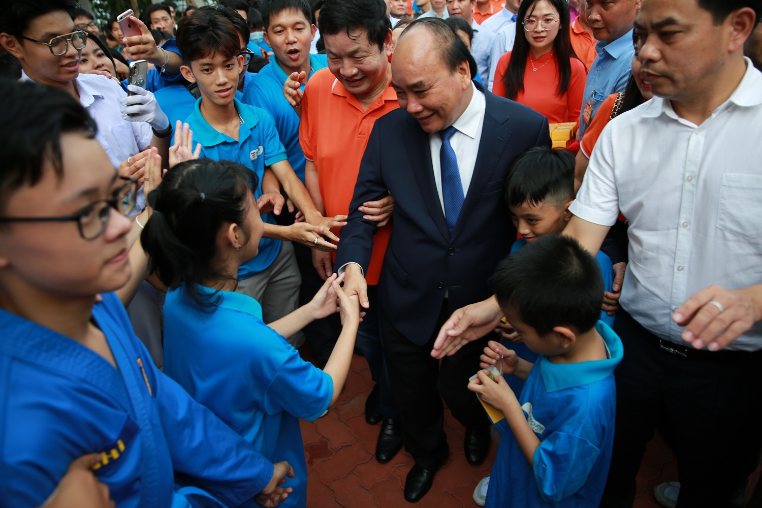 President Nguyen Xuan Phuc met with Hope School students before the first day of school