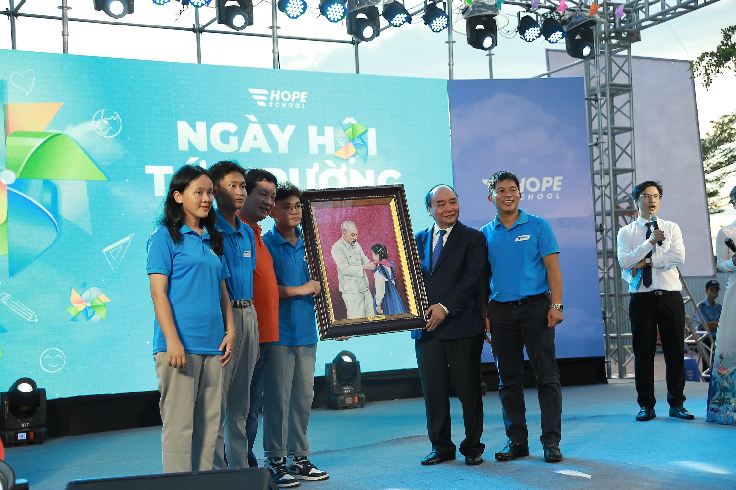 President Nguyen Xuan Phuc gave the painting "Uncle Ho and children" to Hope school's teachers and students