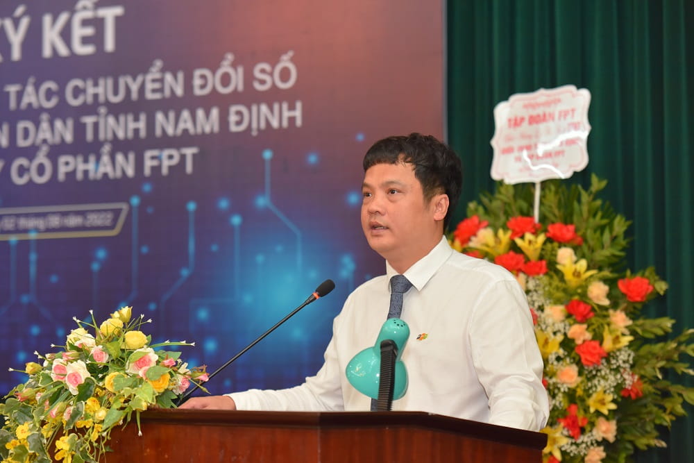Mr. Nguyen Van Khoa, CEO of FPT, spoke at the signing ceremony
