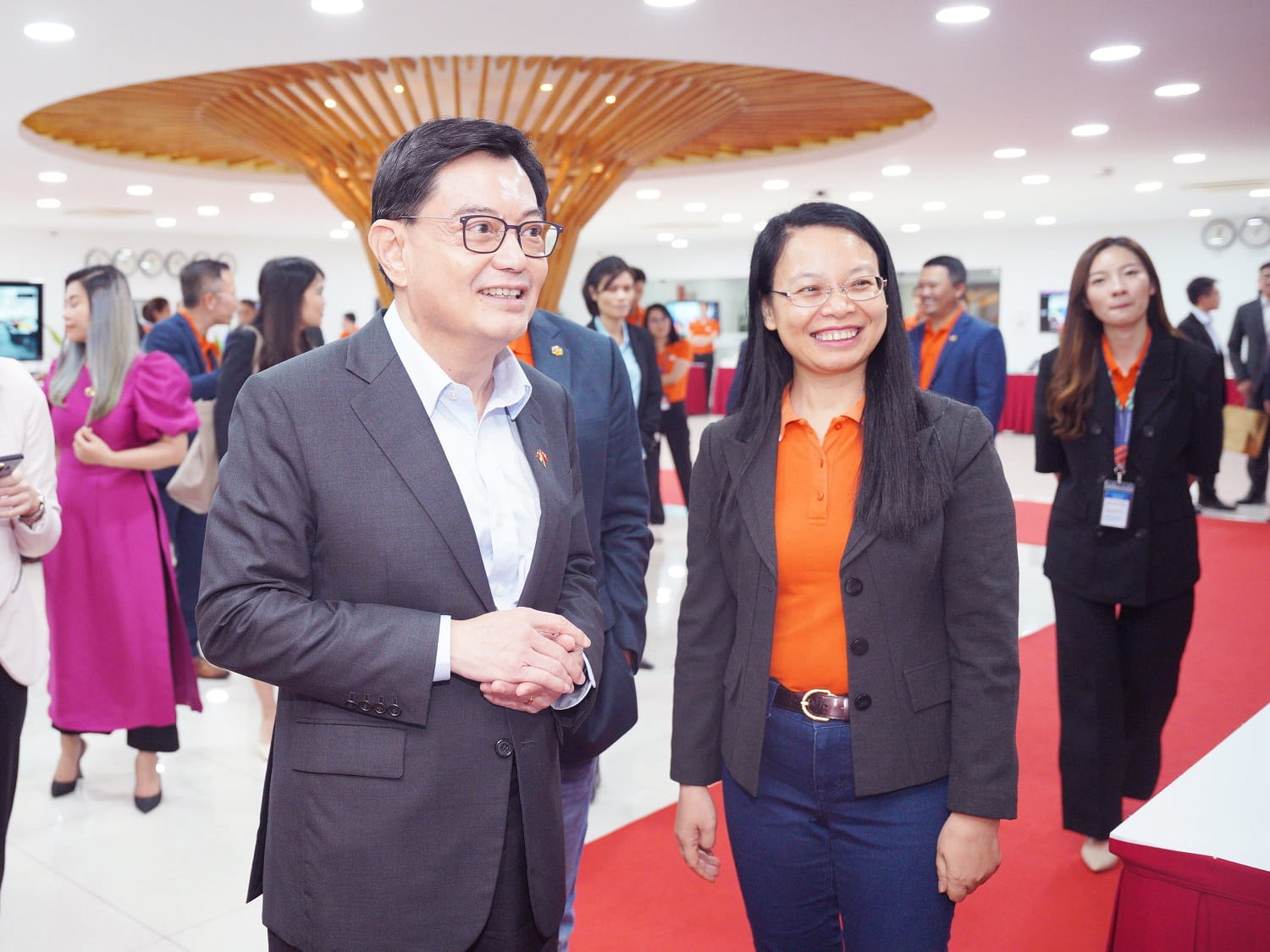 Chủ tịch FPT Software Chu Thị Thanh Hà (bên phải) giới thiệu campus với Phó Thủ tướng Singapore (Ảnh: Thế Nam)