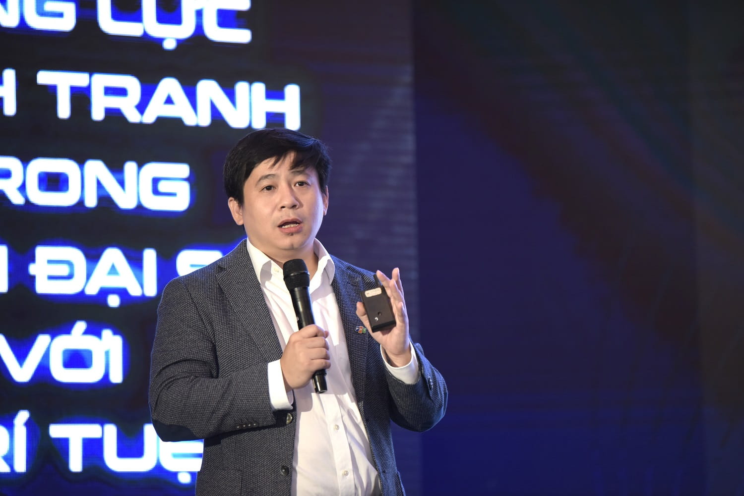 Mr. Vu Anh Tu, FPT's CTO, delivered a speech at the Conference of AI4VN