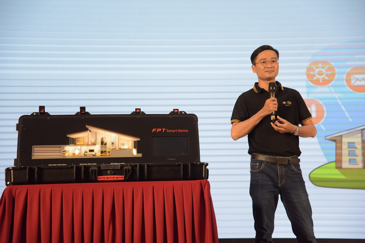 Ông Trương Văn Tuyến - Giám đốc kỹ thuật FPT Telecom - Smart Home dùng chiếc vali hạt nhân để giới thiệu về ngôi nhà thông minh