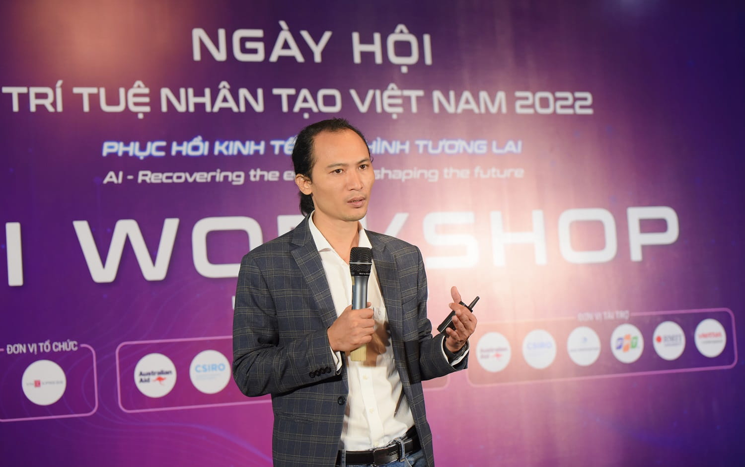 Ông Vũ Hồng Chiên Giám đốc Trung tâm nghiên cứu và ứng dụng AI Quy Nhơn chia sẻ tại sự kiện AI4VN