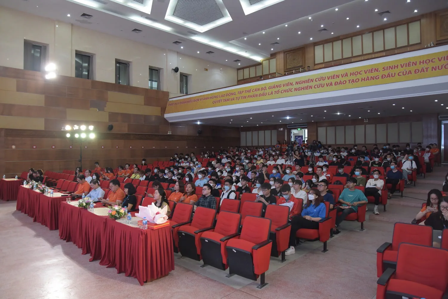 FPT Corporation kicked off a series of "Leader Talk - Journey To Your Future" shows for technology students, starting at the Posts and Telecommunications Institute of Technology (PTIT)