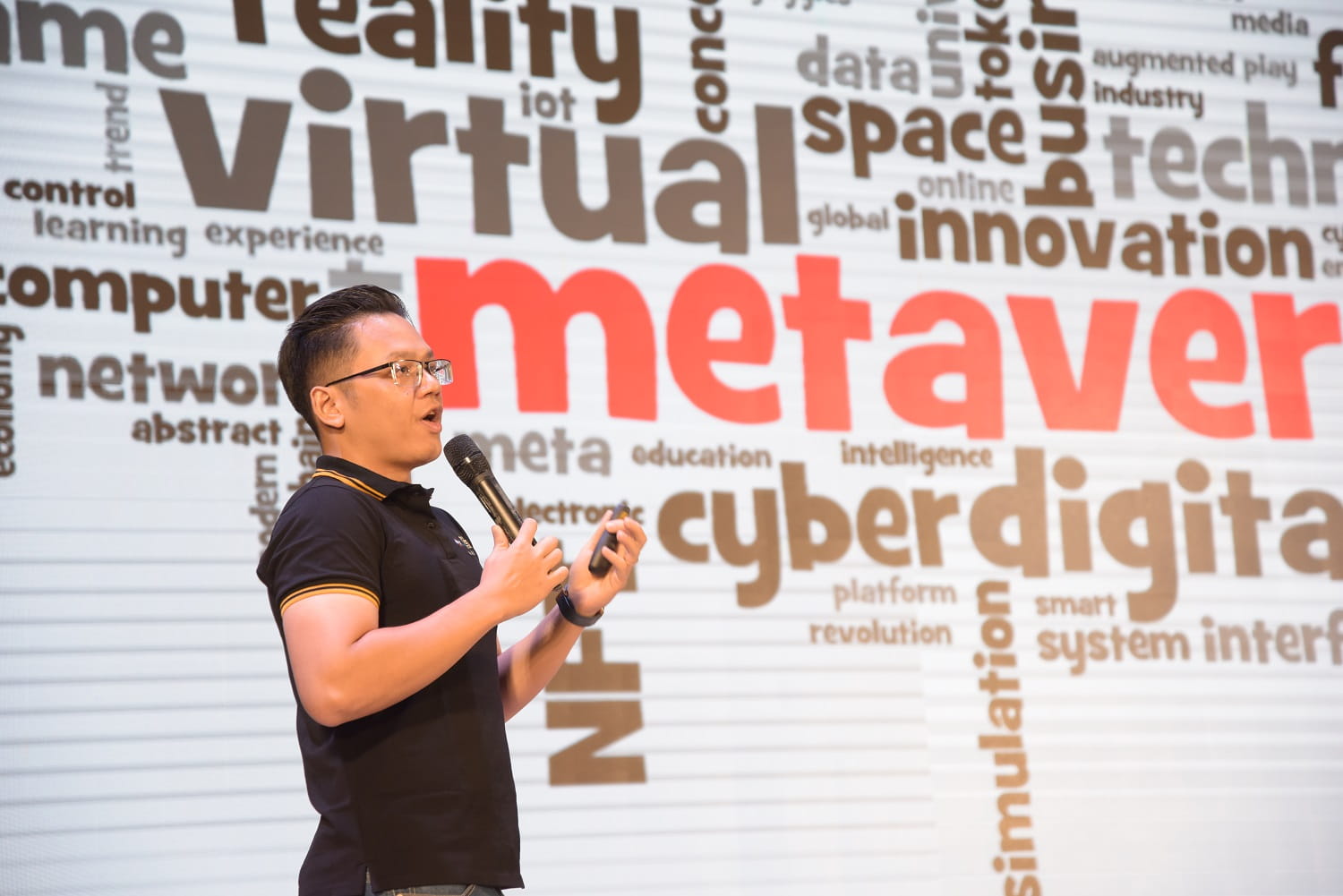 Dr. Dang Khanh Hung - Research Director at FPT Blockchain Lab - heated up the hall with the Metaverse and Blockchain topics