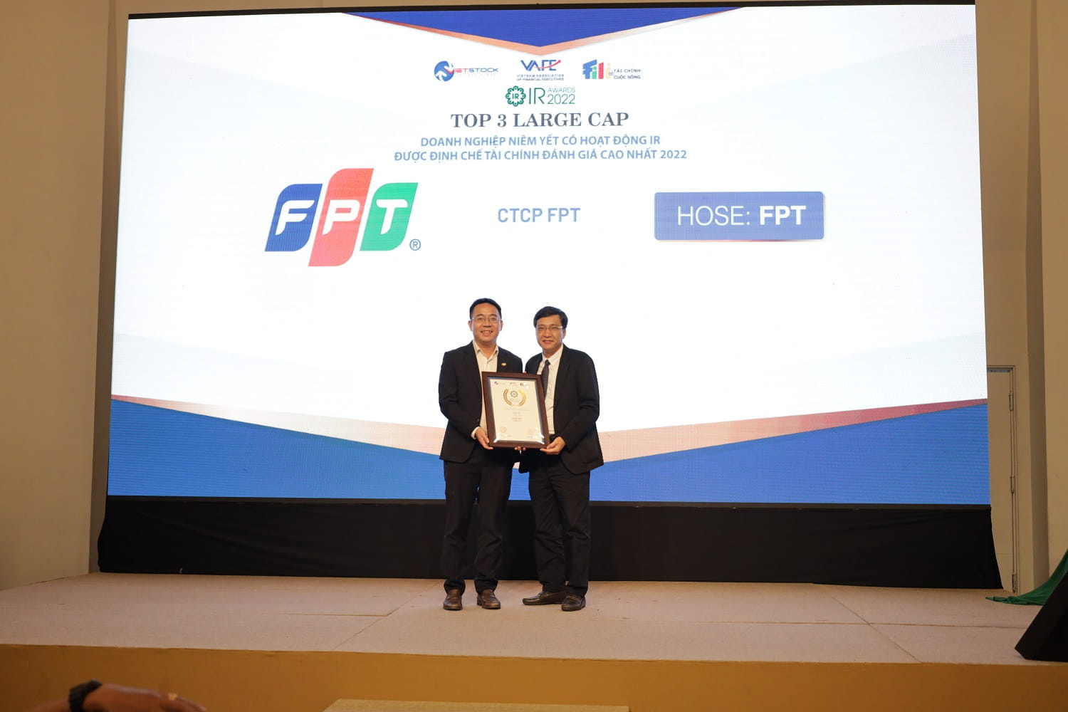 Đại diện Tập đoàn FPT, ông Võ Đặng Phát Giám đốc Marketing và Truyền thông nhận giải Top 3 doanh nghiệp niêm yết có hoạt động IR được định chế tài chính đánh giá cao nhất 2022