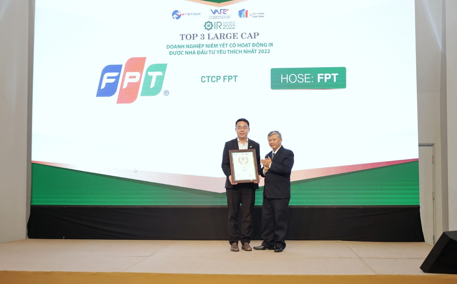 Đại diện Tập đoàn FPT, ông Võ Đặng Phát Giám đốc Marketing và Truyền thông nhận giải Top 3 doanh nghiệp niêm yết có hoạt động IR được nhà đầu tư yêu thích nhất năm 2022