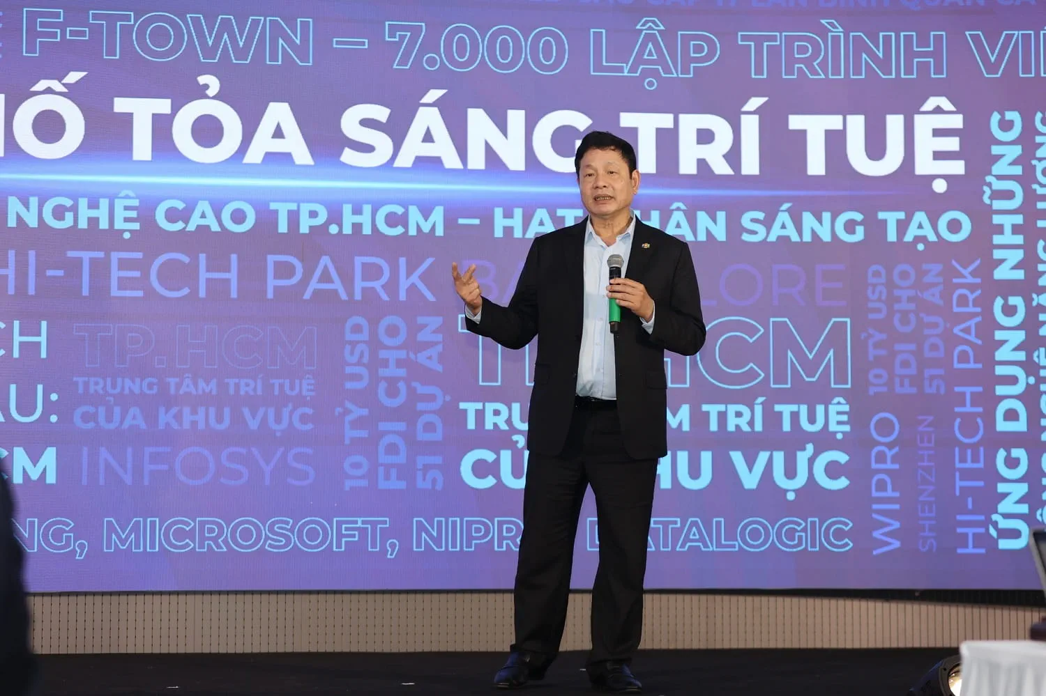 Ông Trương Gia Bình - Chủ tịch Tập đoàn FPT hiến kế đưa TP HCM trở thành thành phố tỏa sáng trí tuệ.