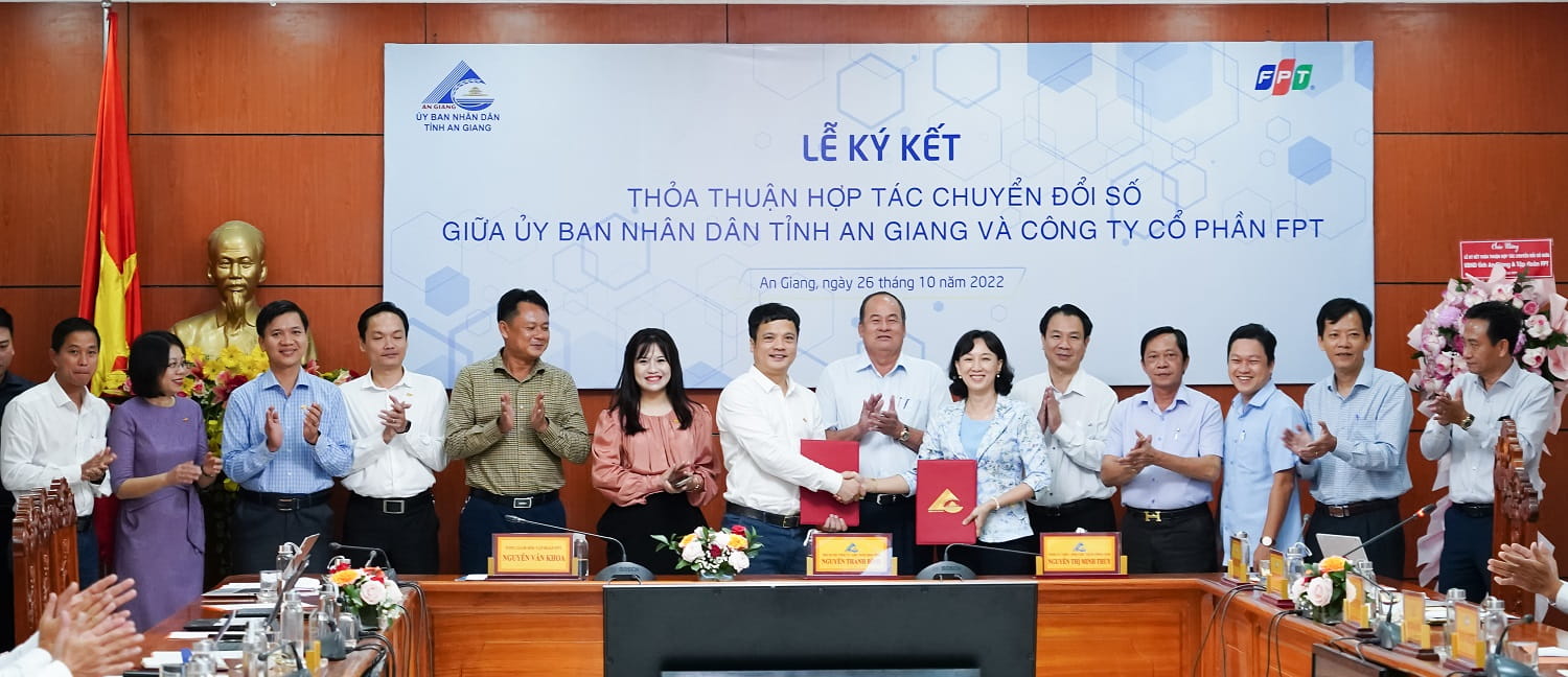 Representatives of FPT and An Giang People's Committee signed the digital transformation partnership agreement until 2025