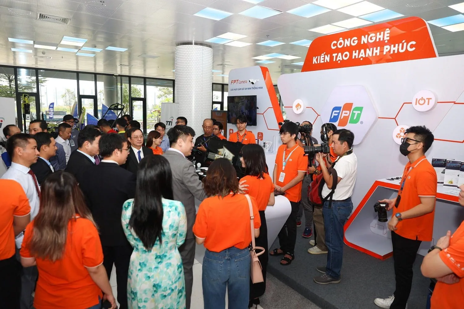 FPT's exhibition booths with the theme "Tech creates more Joy" attract visitors.