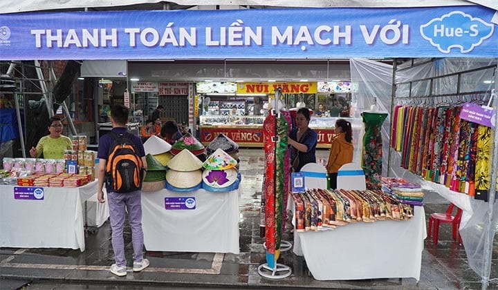 Triển khai thanh toán không dùng tiền mặt với Hue-S tại chợ Đông Ba, thành phố Huế