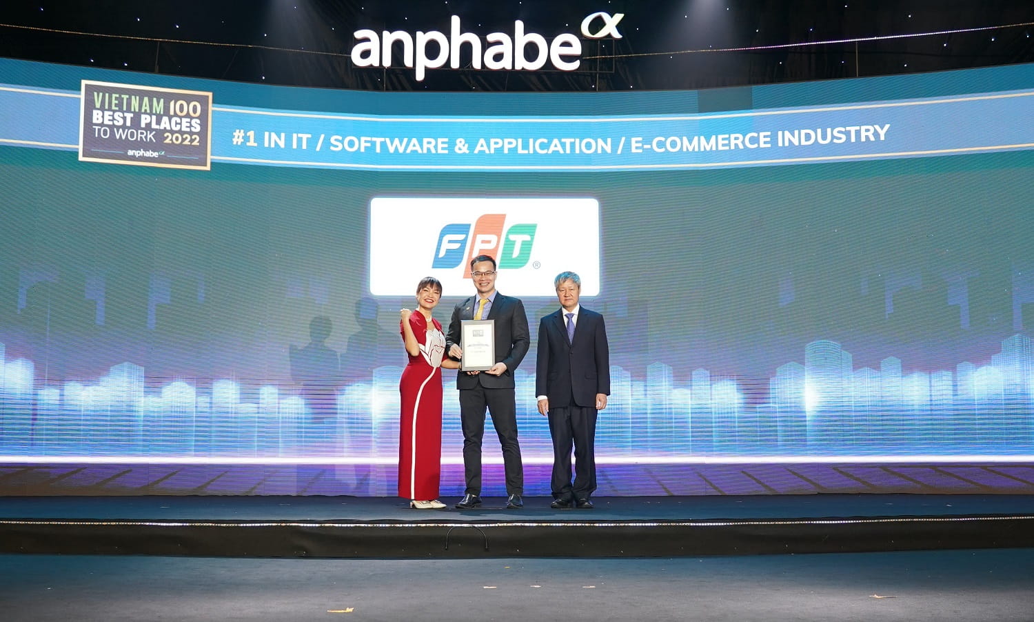 Mr. Nguyen Khanh Tiep, Deputy Director of Human Resources of FPT Corporation, received the "Best Places to Work in Information Technology, Software & Applications, E-commerce" award