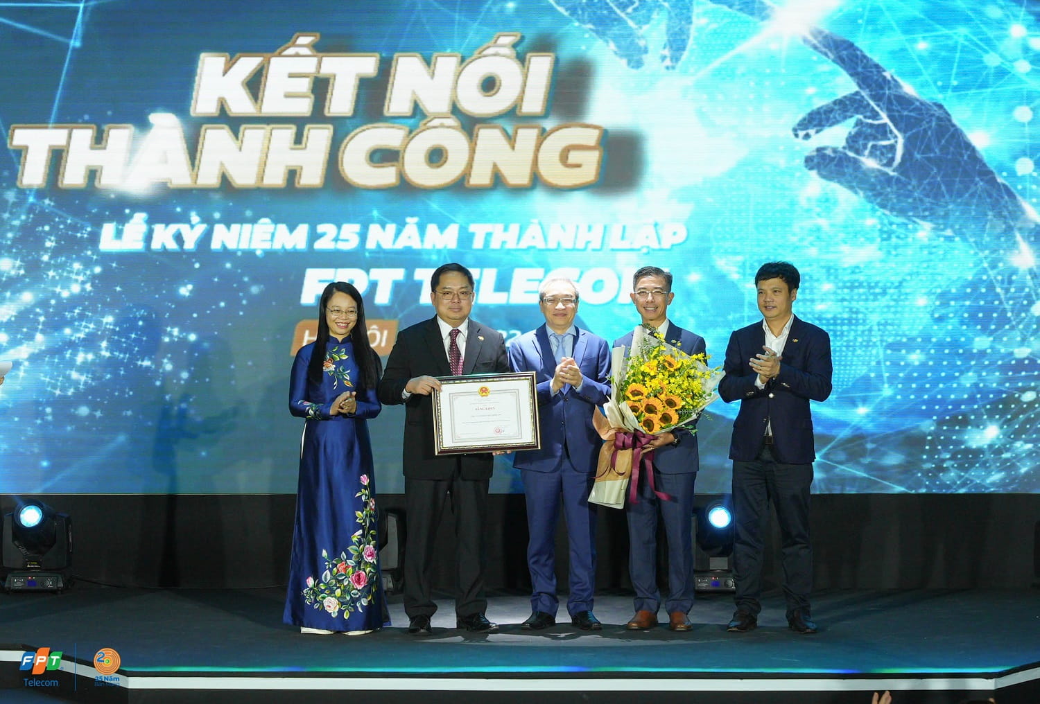 Bộ TT & TT trao bằng khen cho FPT Telecom