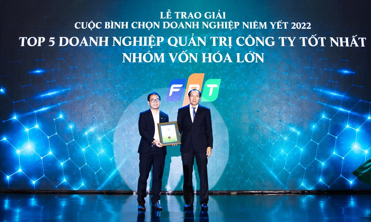 Đại diện FPT, ông Võ Đặng Phát Giám đốc Marketing Truyền thông nhận giải Top 5 Quản trị công ty xuất sắc