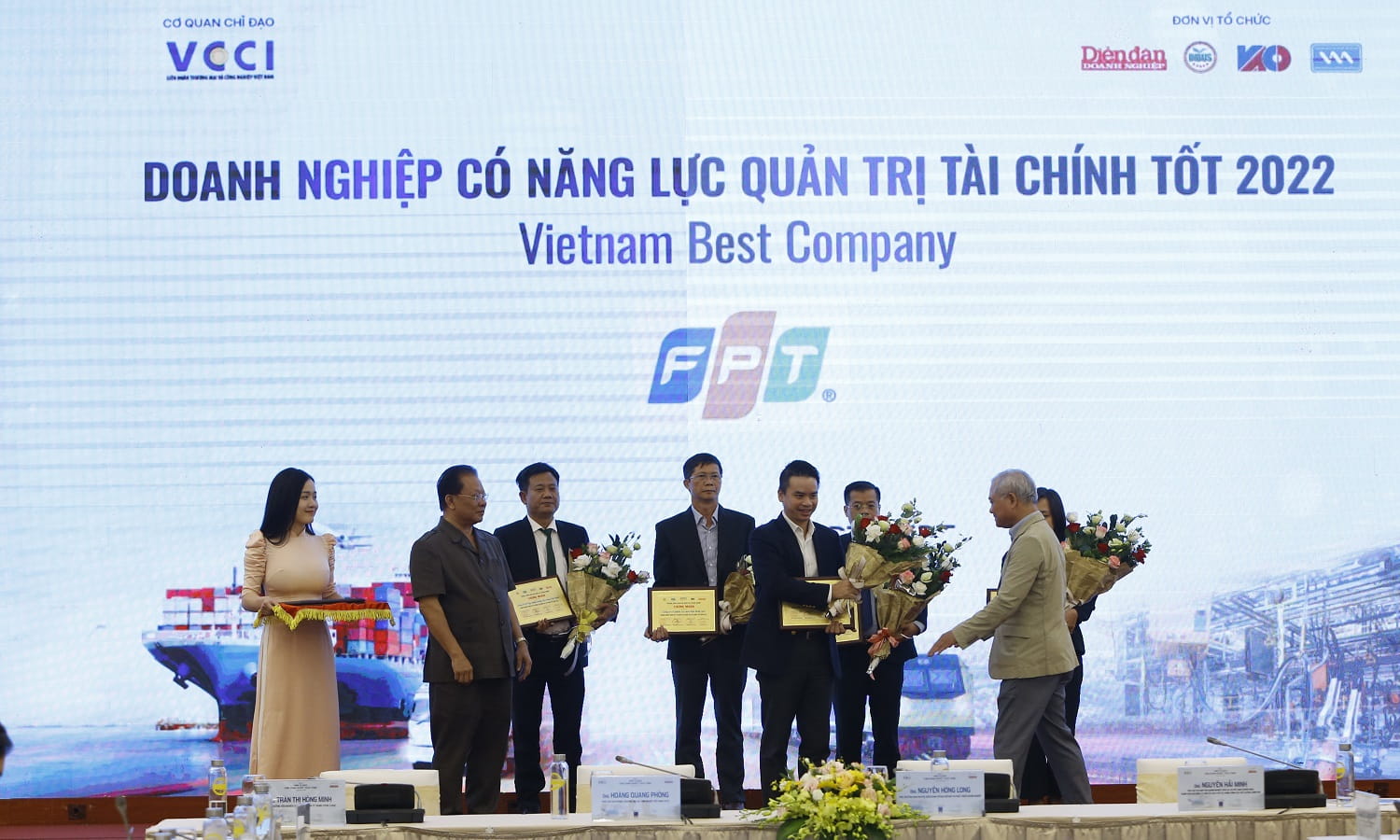 FPT Ranks In the Top 15 Enterprises With Good Financial Management Capacity in 2022 • 17/11/2022 Hanoi, November 17, 2022 - Within the agenda of the 2023 Economic Forum under the theme "Fostering collaboration to overcome challenges", FPT has been honored as one of the listed enterprises with good financial management capacity in 2022. It is the second consecutive year of FPT to be named on the list, along with large corporates in other sectors, such as Vietnam National Petroleum Group, Vinamilk, and Masan,... Moreover, FPT is the only technology firm to be recognized.  FPT is the only technology corporation to rank among the Top 15 enterprises with good financial management capacity FPT has maintained high, stable growth momentum in 2022 with strategic orientations of real-time, customer-centric, and data-driven governance and technology solution development. In the first ten months of 2022, the Corporation's revenue and profit before tax reached VND 35,105 billion and VND 6,456 billion, respectively, growing 24.4% and 24% compared to the same period last year. Net profit attributable to shareholders of the parent company and EPS reached VND 4,550 billion and VND 4,158, up 30.7% and 30%, respectively. Due to the strategy of developing new high-value-added products and services as well as promoting digital transformation for operating cost optimization, FPT's profit margin improved to 15.7%. In particular, in the context of economic and political instability globally, FPT has maintained high growth in key markets such as Japan, the US, and Asia Pacific (APAC). In particular, FPT's foreign revenue reached VND 15,249 billion, equivalent to a 30% increase, in the first ten months of this year. Of which, the US market grew by 46%, APAC rose by 46.6%, and Japan increased by 26.4% (in original currencies). During the past three decades, FPT has demonstrated its leadership with the ability to manage risks and seize opportunities to get positive business results, contributing to the development of the national economy. Besides accompanying businesses in accelerating digital transformation, FPT has also transformed itself thoroughly. Specifically, the Corporation has widely applied new technologies to its management and operation toward a digital, real-time,data-driven enterprise model. In particular, the FPT Data Lake project, launched in 2020, has helped corporate executives manage, access, and export business information immediately to make accurate real-time decisions, catching up with market development and demand. As the first IT company listed on the Ho Chi Minh City Stock Exchange (HoSE) in 2006, FPT has constantly improved its governance practice in accordance with international standards and maintained information transparency. The Corporation always ensures to disclose information fully, transparently, precisely, and on time as prescribed by law. All related parties can access disclosed information on the Corporation's website. In addition, FPT also proactively provides helpful information to help investors better understand the ICT sector and FPT's operations, including IT market trends, macro/micro economic factors affecting the industry, as well as the strategic orientations, plans, and business results of the Corporation. Monthly and quarterly business results reports or information on business orientation and strategy are also delivered to shareholders and investors through mass media or periodic meetings, in-depth seminars, etc. According to the Sustainable Development assessment results by HoSE, FPT always scores a maximum of 100% on ensuring the role of stakeholders and information disclosure and transparency. The 2022 Enterprise Performance Evaluation program is jointly implemented by the Vietnam Business Forum (VBF) Magazine in collaboration with the Institute of Business Studies and Development (INBUS), Vietnam Association of Accountants and Auditors (VAA), Vietnam Association of Corporate Directors (VACD). It is held annually to evaluate the business performance of more than 1,500 enterprises listed on three Vietnamese stock exchanges through annual public financial statements with 21 specific criteria. The examined indicators include revenue, profit, working capital turnover, quick ratio, inventory turnover, interest coverage ratio, fixed asset turnover ratio, EPS, tax indicators, contributions to the State budget, sales and marketing indicators, human resource & organizational performance, and corporate governance indicators. Those will help explore companies' health and governance capacity.