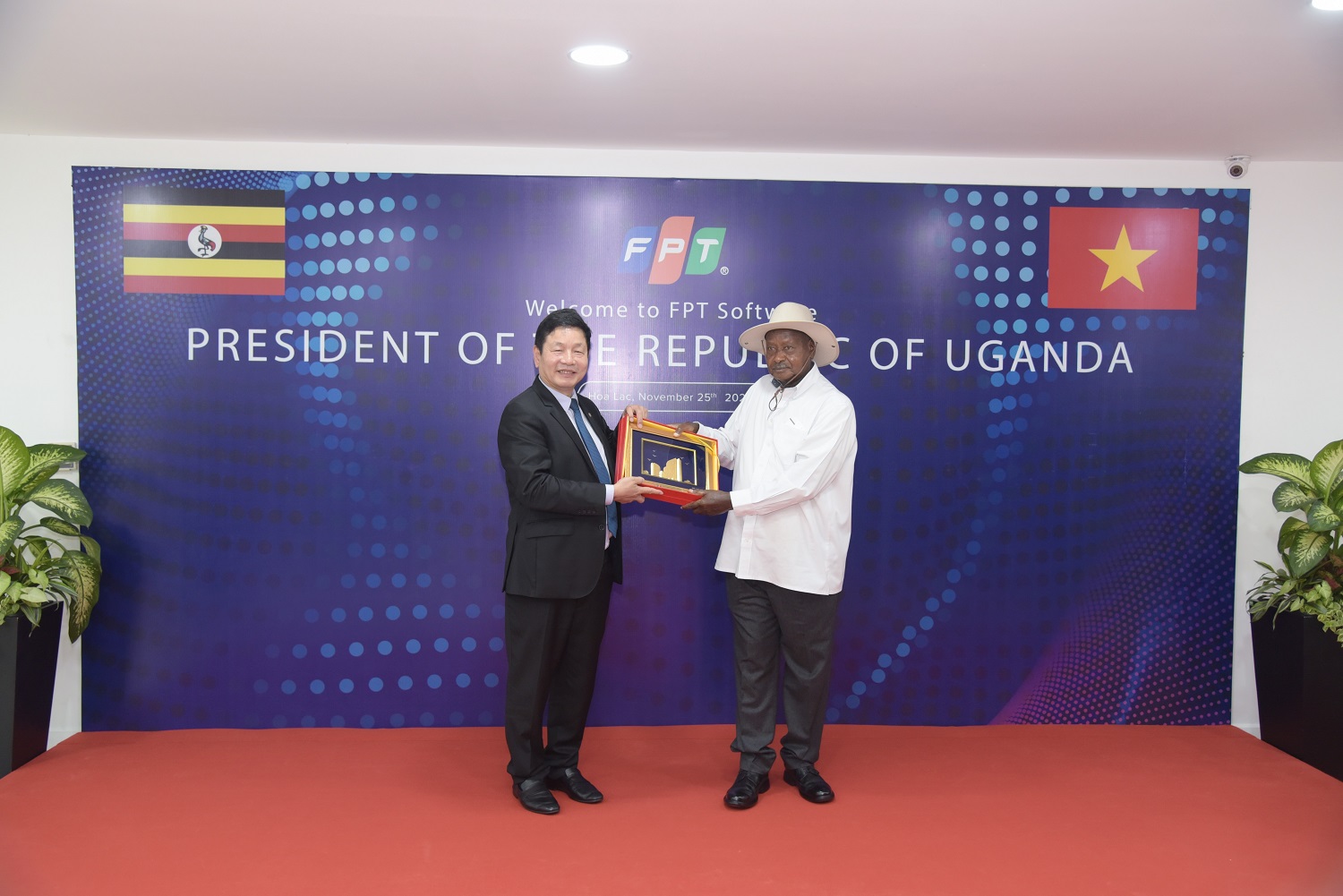 Mr. Truong Gia Binh, Chairman of FPT, presented a souvenir to the President of Uganda