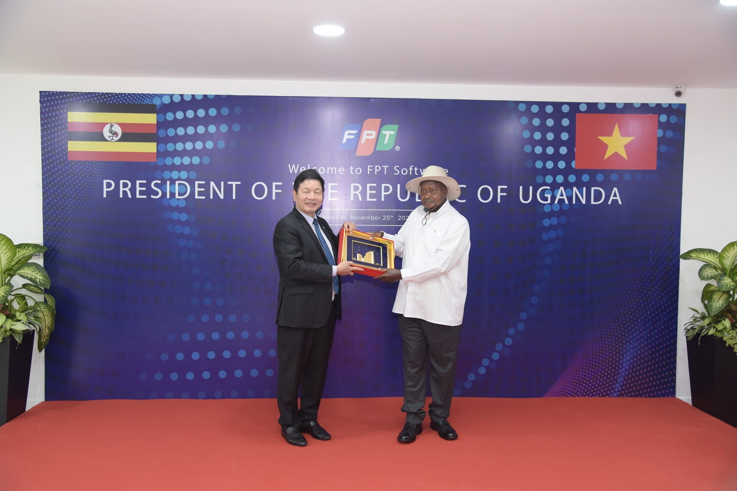 Ông Trương Gia Bình Chủ tịch HĐQT FPT tặng quà lưu niệm cho Tổng thống Uganda