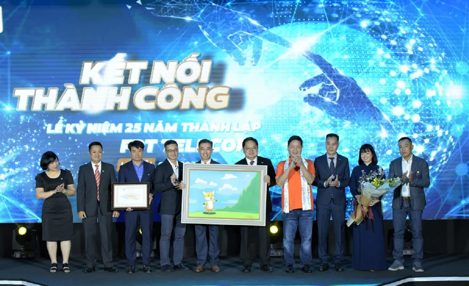 Tập đoàn FPT trao tặng bằng khen cho FPT Telecom