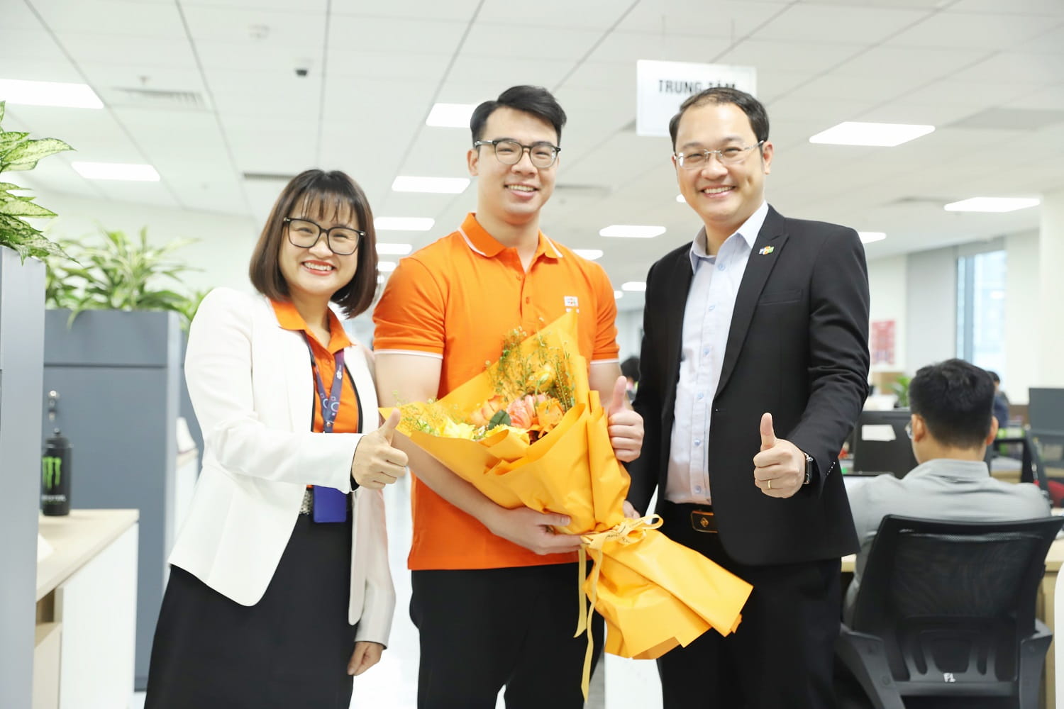 FPT's 60,001st employee, Mr. Nguyen Trong Duc, born in 1995 (middle), joined FPT Telecom in Hanoi.