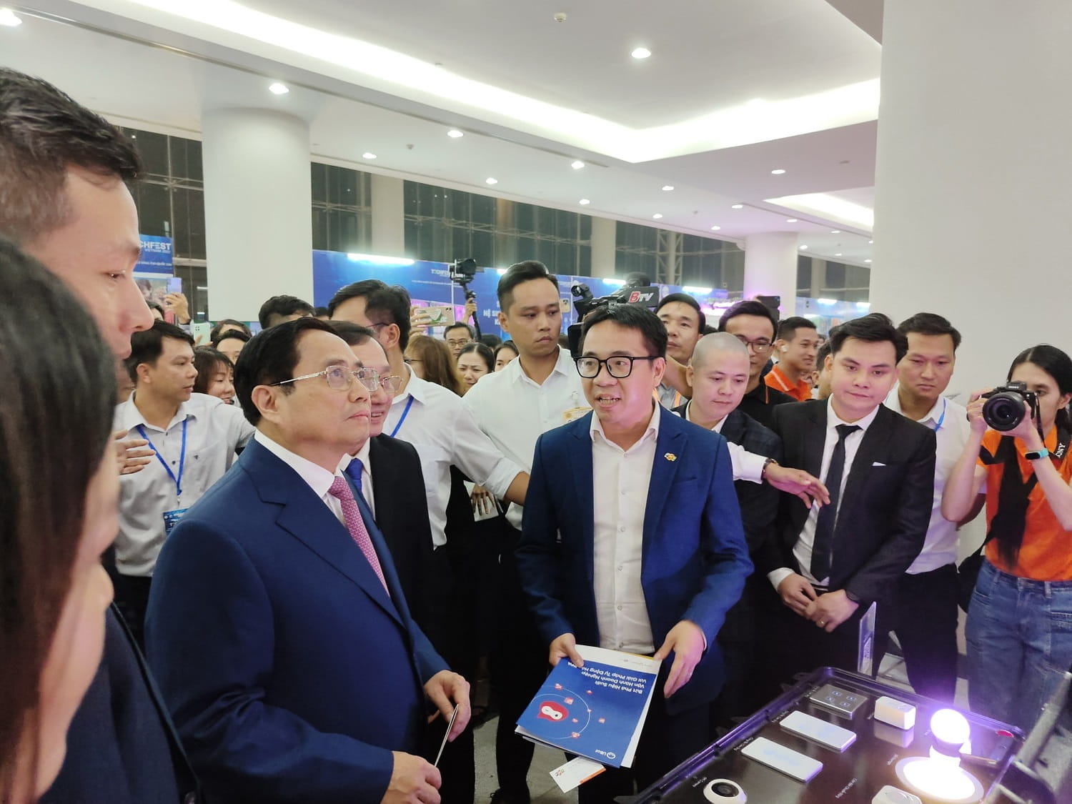 The representatives of FPT Corporation introduced the technology products and services with the theme "Tech creates more Joy" to Prime Minister Pham Minh Chinh