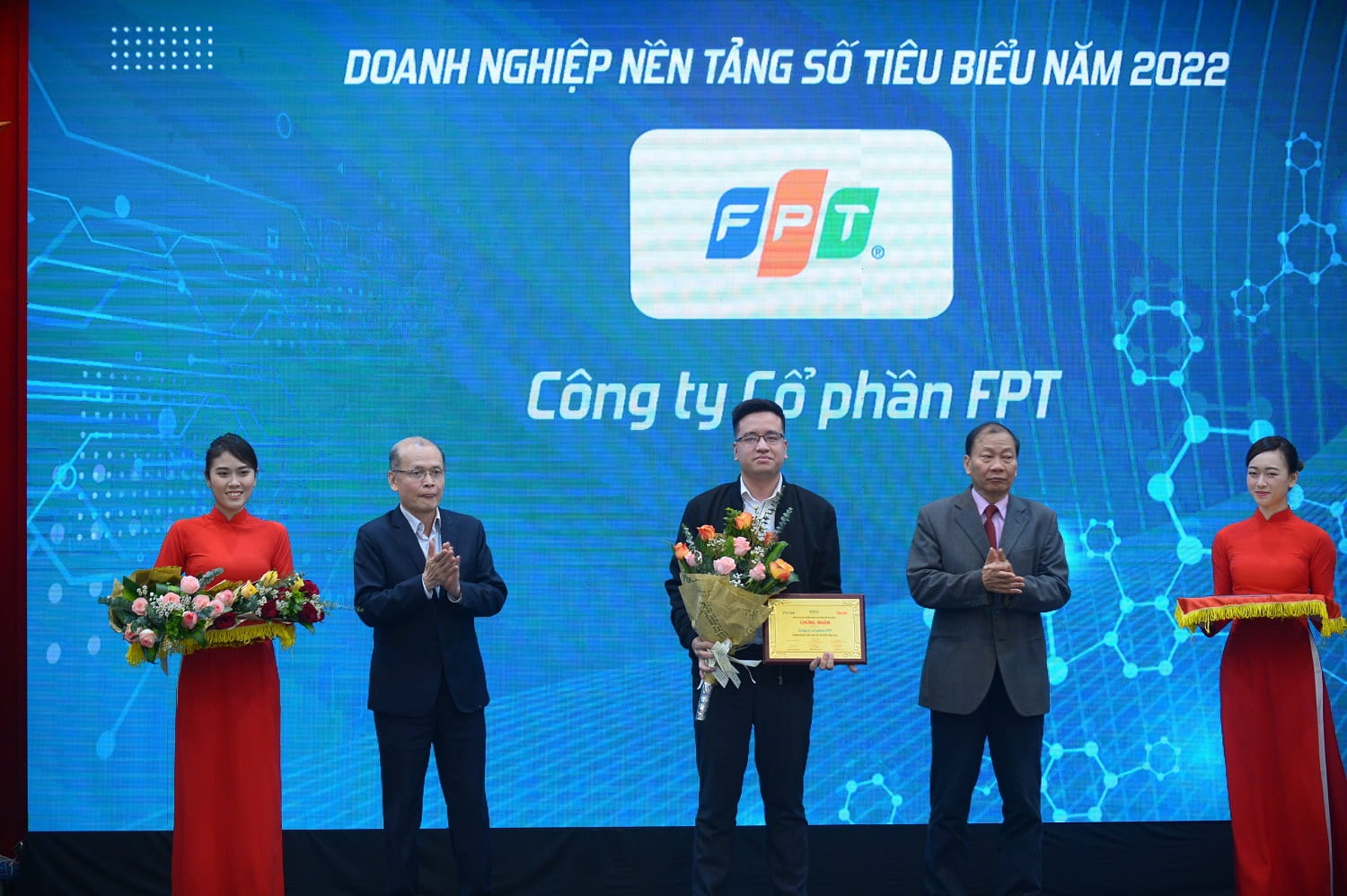 FPT's representative (in the middle of the picture) received the "Top Enterprises with Digital Platforms" award
