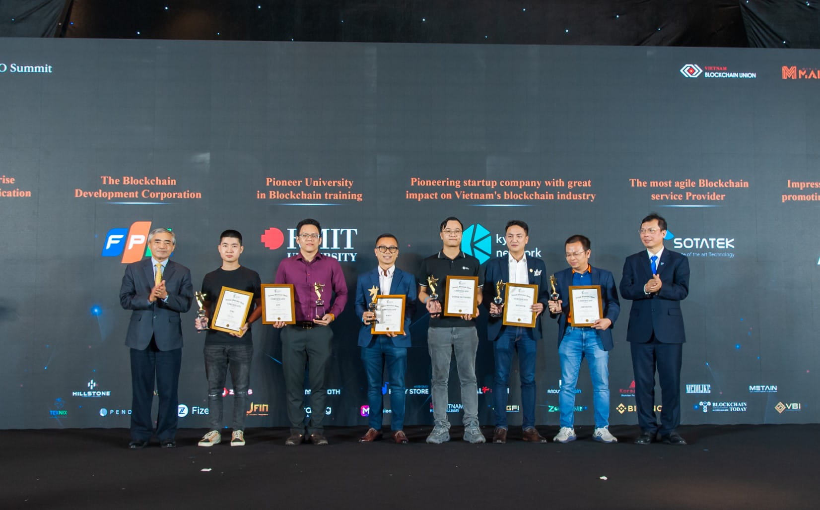 Đại diện Tập đoàn FPT (thứ ba từ trái sang) nhận giải thưởng “Tập đoàn tiên phong phát triển blockchain của năm”.