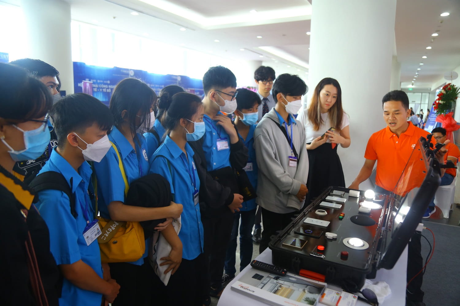 Khách tham quan tham khảo sản phẩm FPT tại Techfest Vietnam 2022.