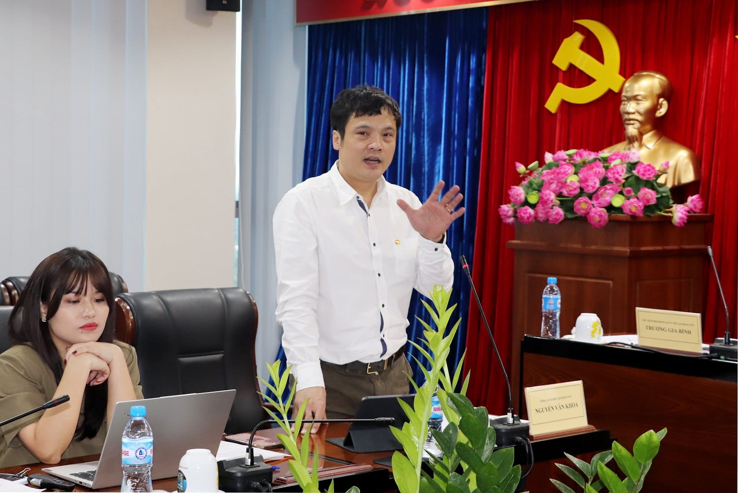 Mr. Nguyen Van Khoa, CEO of FPT, at the meeting with Binh Duong provincial leaders