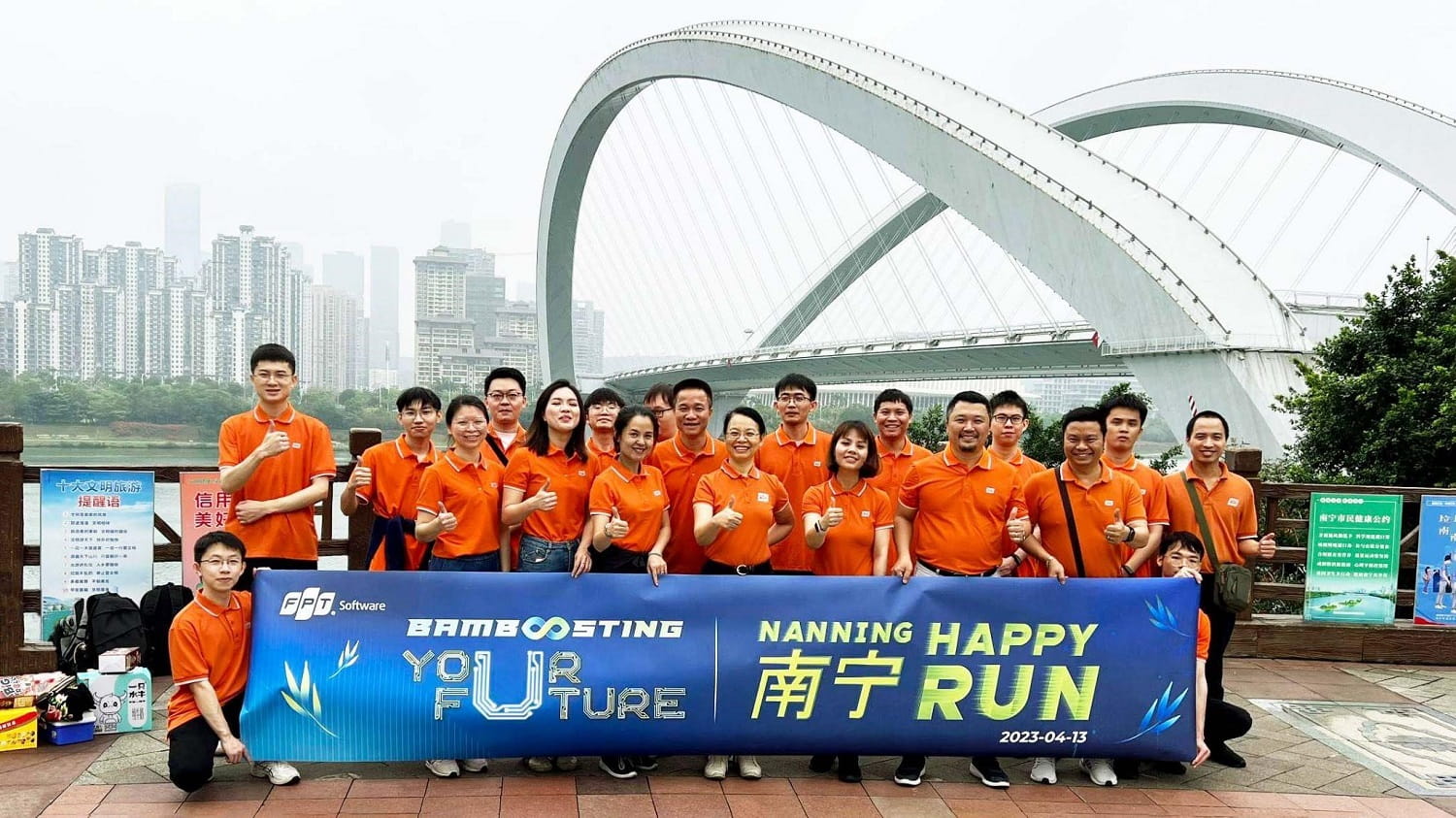 Ban lãnh đạo và đội ngũ nhân sự FPT tại văn phòng Nam Ninh, Trung Quốc tham gia giải chạy FPT Happy Run