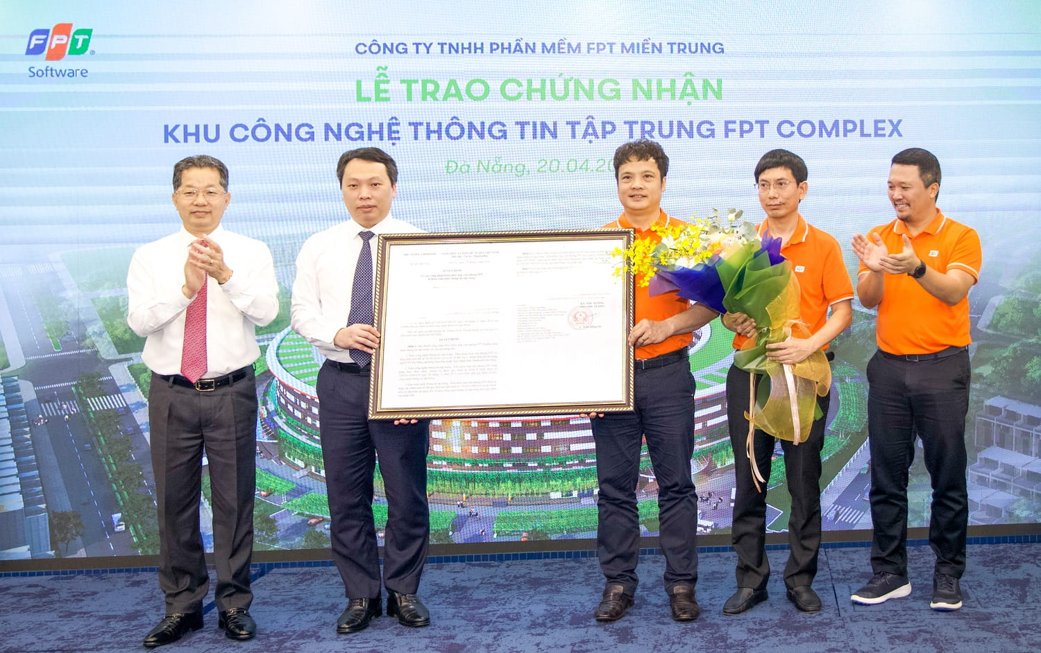   Mr. Nguyen Van Khoa, CEO of FPT (3rd from the right), on behalf of FPT, received the decision recognizing the IT concentrated area.