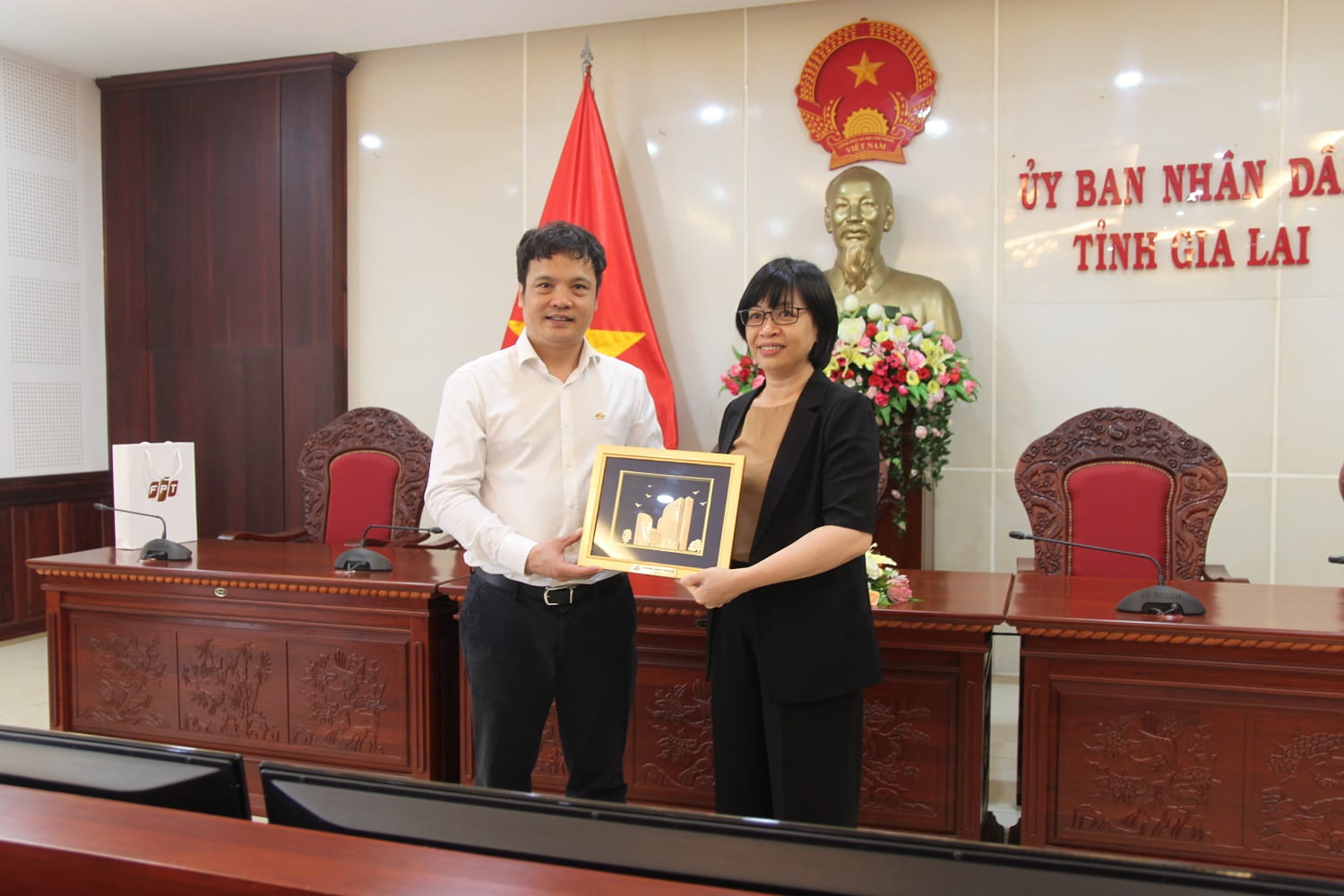 The CEO of FPT presented a gift to the Vice Chairman of the People's Committee of Gia Lai province