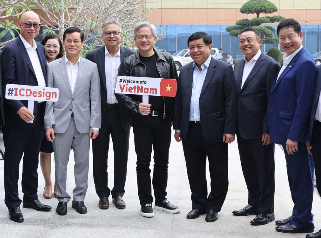 Chủ tịch HĐQT FPT (ngoài cùng bên phải) tham gia chụp ảnh cùng Chủ tịch NVIDIA và đại diện các doanh nghiệp tham dự tọa đàm "Xu hướng phát triển ngành công nghiệp bán dẫn, trí tuệ nhân tạo và cơ hội cho Việt Nam".
