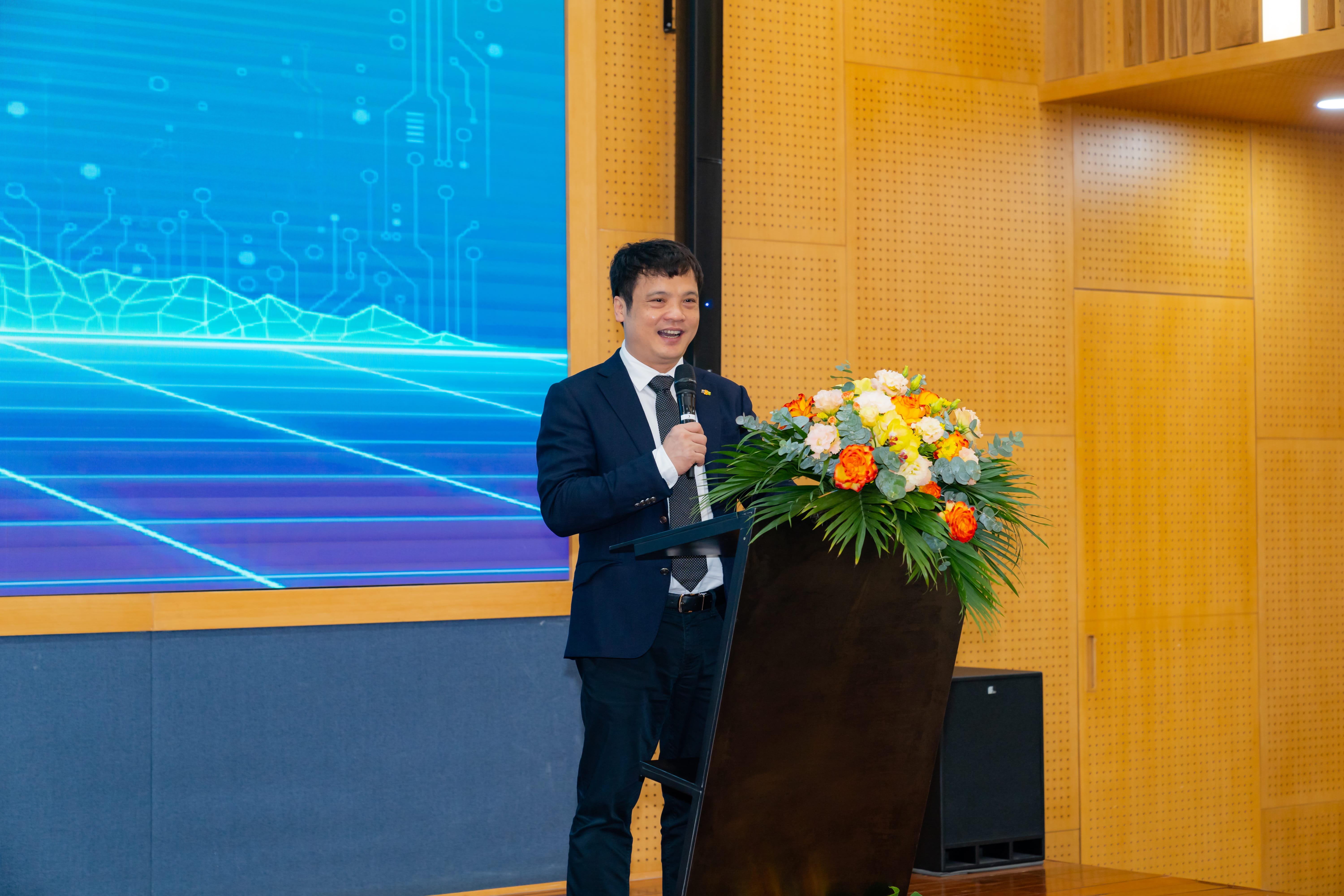 Mr. Nguyen Van Khoa - CEO of FPT Corporation - spoke at the event
