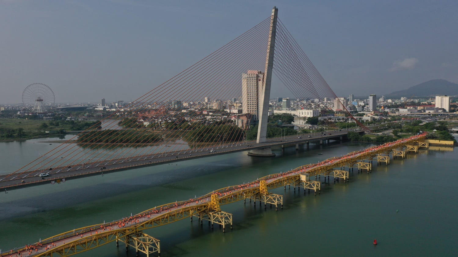 The participants experienced a beautiful running track across the Nguyen Van Troi pedestrian bridge - the oldest bridge connecting two banks of the Han River
