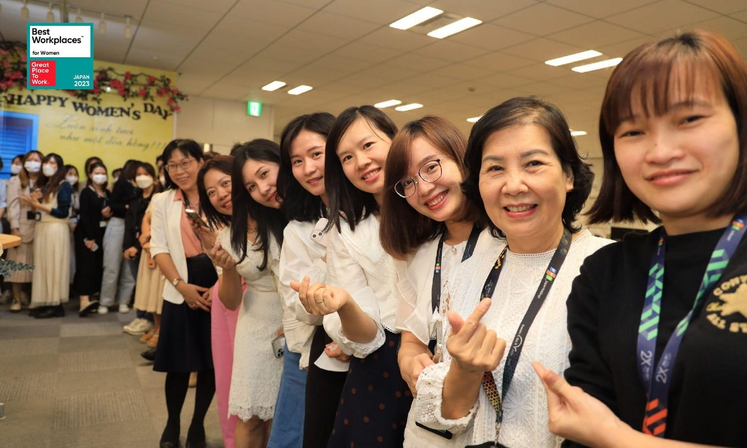 Tập thể nhân sự nữ tại làm việc tại FPT Japan Holdings